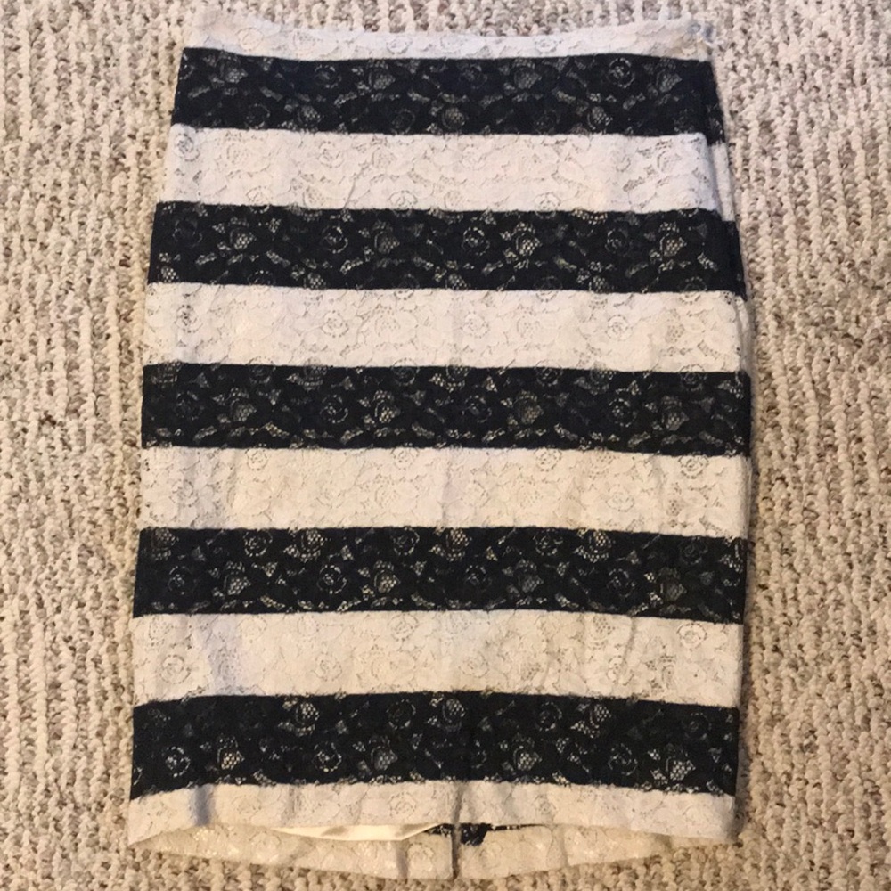 Adorable cream and black lace pencil skirt